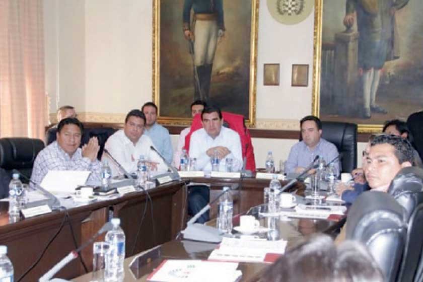 reunión. Los miembros de la Asociación de Municipalidades de Bolivia (AMB) debaten sobre el pacto fiscal