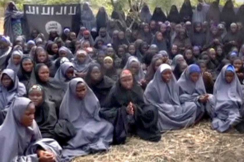 DRAMA. Imágenes captadas de la televisión que muestran a las niñas nigerianas secuestradas hace dos años por Boko Haram.