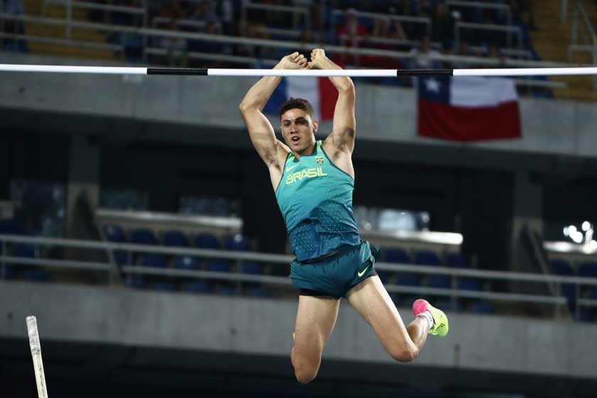 El representante brasileño superó los seis metros en la final de salto con pértiga y se colgó la presea dorada.