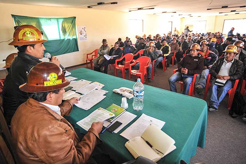 CONFLICTO. Los principales dirigentes de los mineros cooperativistas dirigen un ampliado nacional realizado ayer