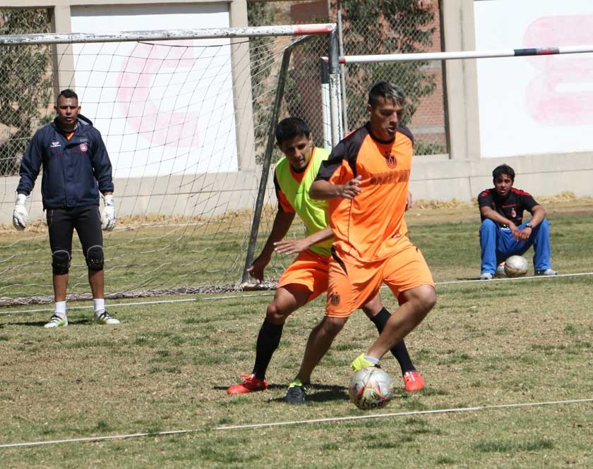 El volante argentino Aníbal Domeneghini aún no pudo ser habilitado para jugar el Torneo Apertura de la Liga.