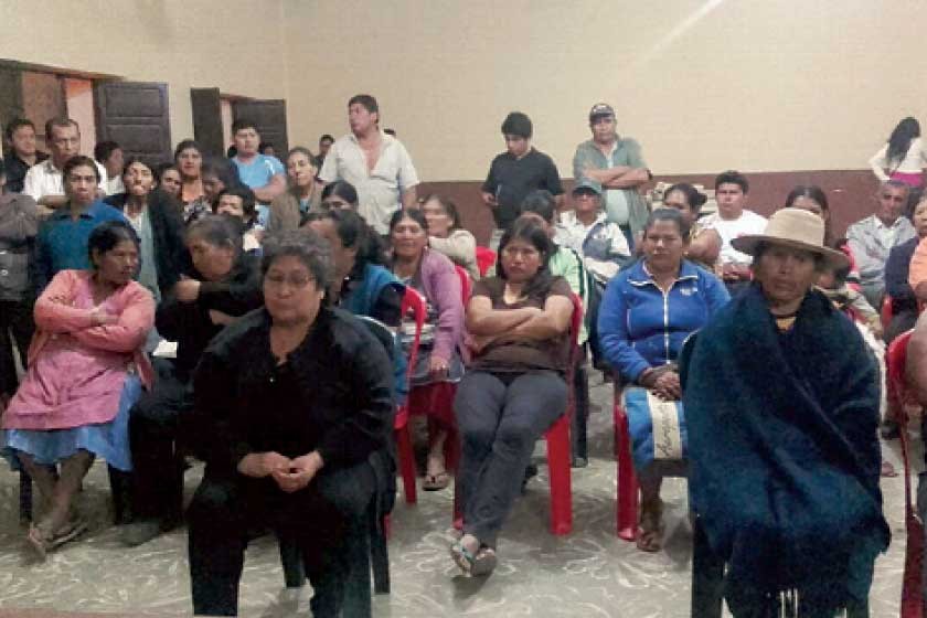 EN MUYUPAMPA. La reunión de emergencia realizada anoche por dirigentes cívicos, organizaciones sociales y autoridades.