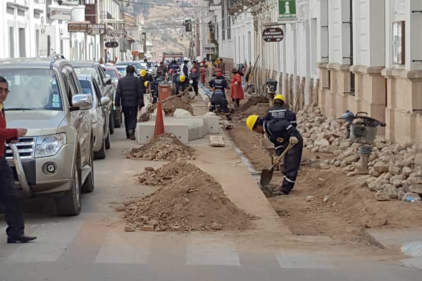 PROYECTOS. Con una inversión de aproximadamente Bs 200 mil, la Alcaldía amplía las aceras de la calle Estudiantes.