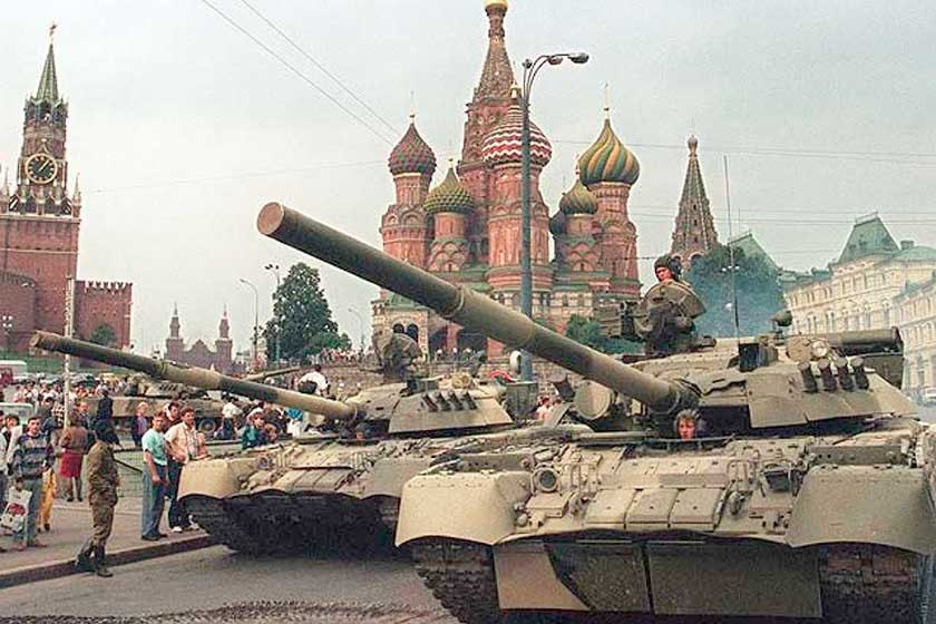 ANIVERSARIO. Los tanques que fueron movilizados contra el Parlamento se quedaron en la Plaza Roja ante el fracaso