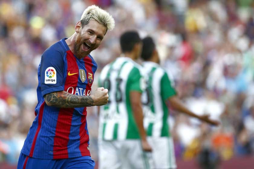 El argentino Lionel Messi, autor de dos goles, guió al Barcelona en su primer encuentro de la Liga española.