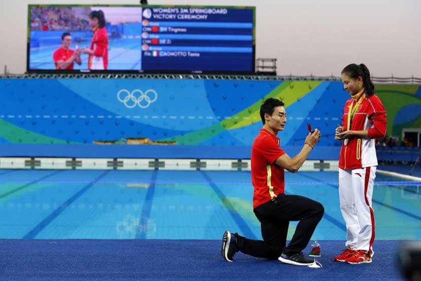 Qin Kai sorprendió con una petición de matrimonio a su novia He Zi, que antes había ganado una medalla.