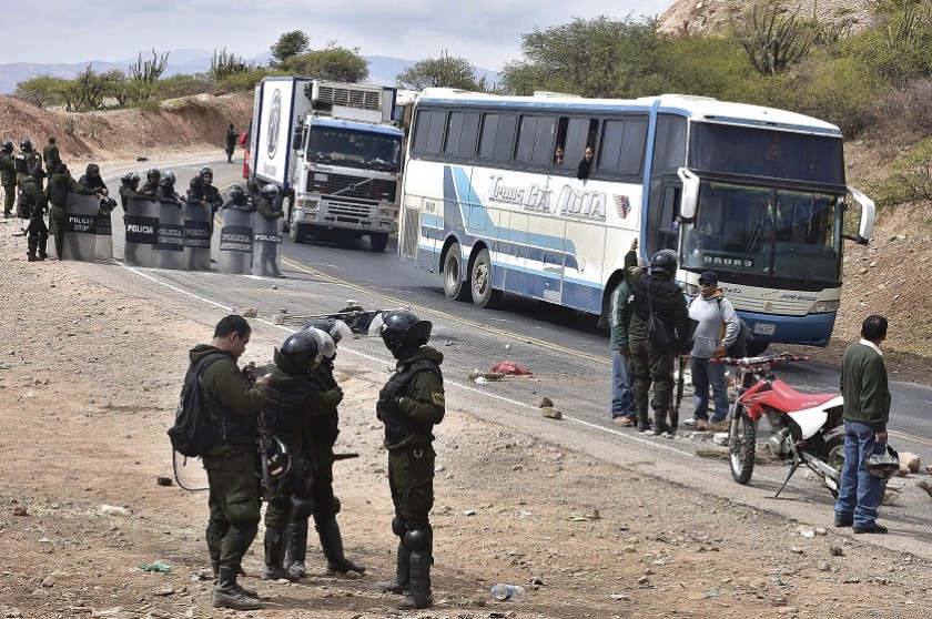 Suspenden salida de buses en La Paz por bloqueo en la ruta a Oruro