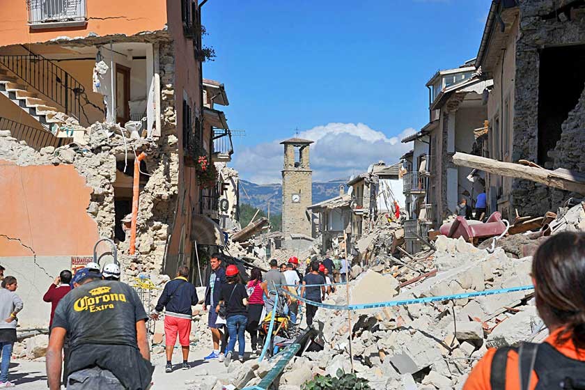 DEVASTACIÓN. El pueblo de Amatrice, en la región central de Italia, tras el terremoto de la madrugada de ayer, lunes.