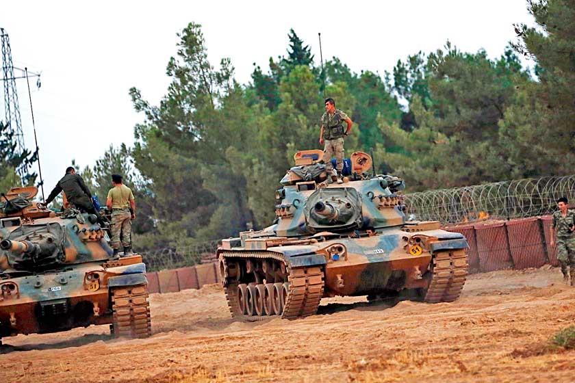 OPERACIÓN. Soldados turcos montan en sus tanques antes de participar en una ofensiva contra el Estado Islámico (EI)