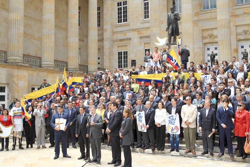 ACUERDO. El Presidente de Colombia, Juan Manuel Santos (c), habla durante la entrega al Congreso colombiano del texto