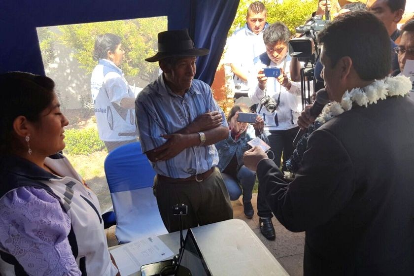 El comunario Anselmo Yucra es el primer beneficiario del Seguro Integral Municipal de Salud. Foto: César Vale