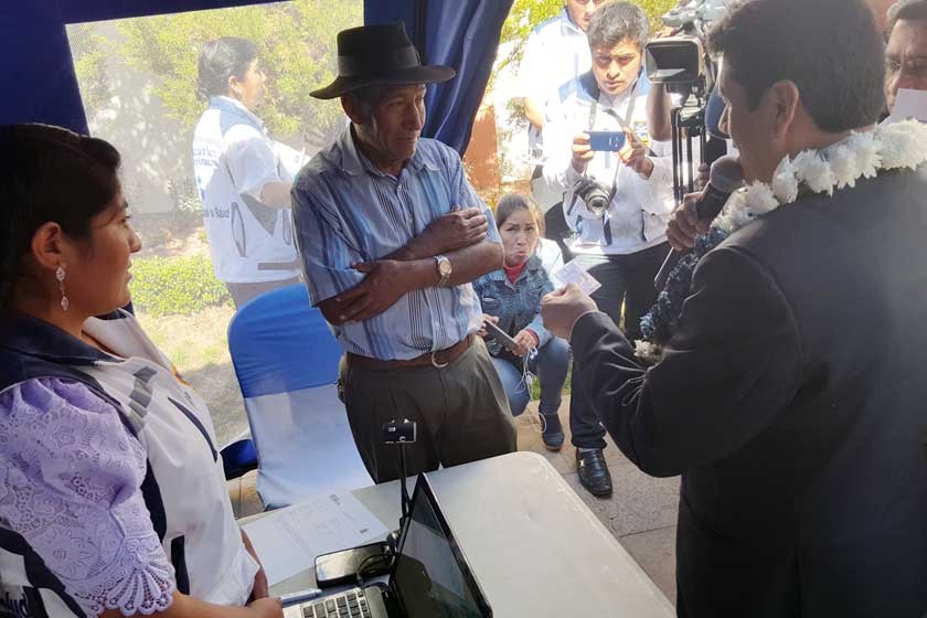 BENEFICIARIO. El agricultor y albañil, Ancelmo Yucra, fue el primero en recibir su tarjeta de registro en el Seguro