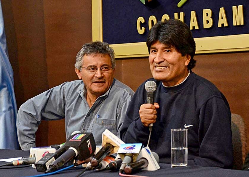 CONFERENCIA. El presidente Evo Morales habla junto al gobernador de Cochabamba, Iván Canelas, durante una conferencia
