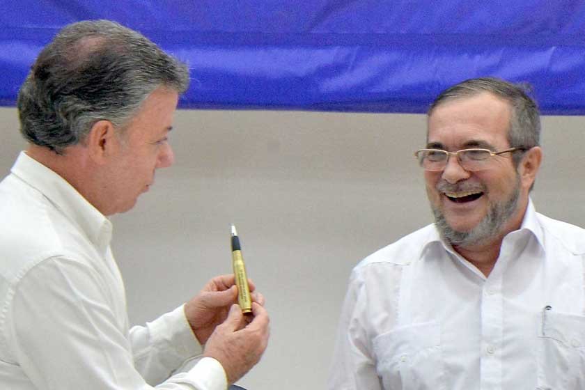 ACUERDO. Timochenko (d) será el centro de atención hoy, domingo, cuando declaré la paz definitiva para Colombia.