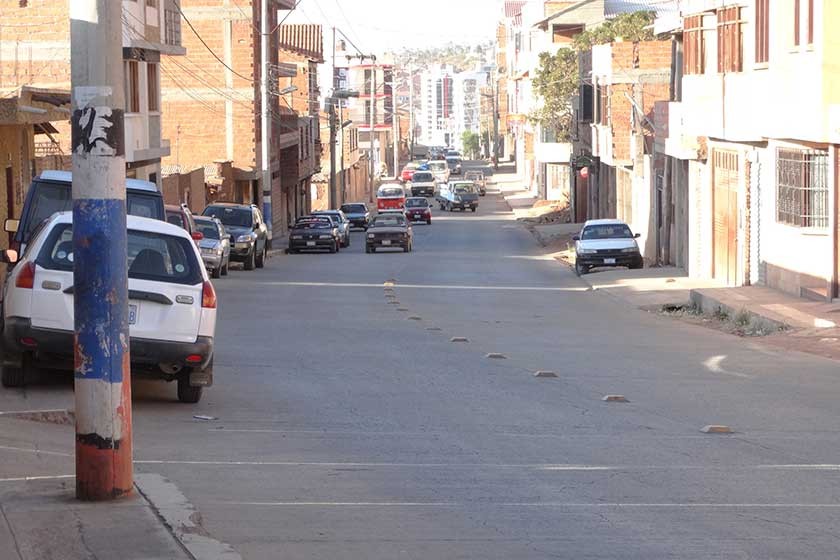 IMPRUDENCIA. Automóviles estacionados sobre las veredas para evitar ser golpeados por la acción de conductores imprudent