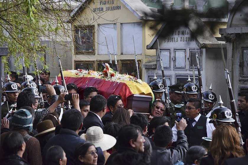 SEPELIO. Los restos del viceministro Rodolfo Illanes fueron sepultados en medio de una gran consternación de familiares