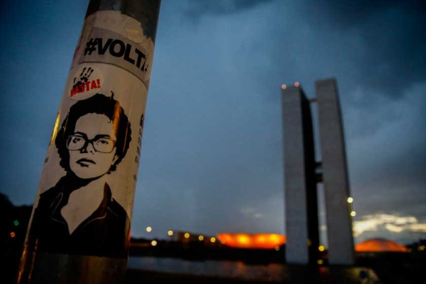 JUICIO. Vista de un cartel en un poste en frente del Congreso Nacional en el que se pide el regreso de la presidenta
