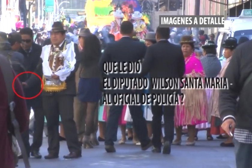 El video revela que el diputado Santamaría entró algo a un policía para lograr algùn beneficio. Foto: Captura de video
