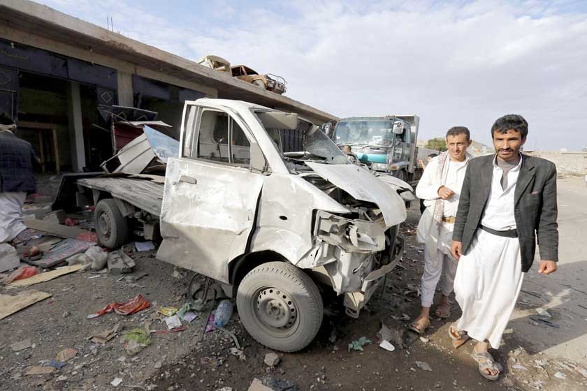 VIOLENCIA. Vista de dos hombres cerca de un vehículo destrozado tras un nuevo atentado terrorista en Yemen.