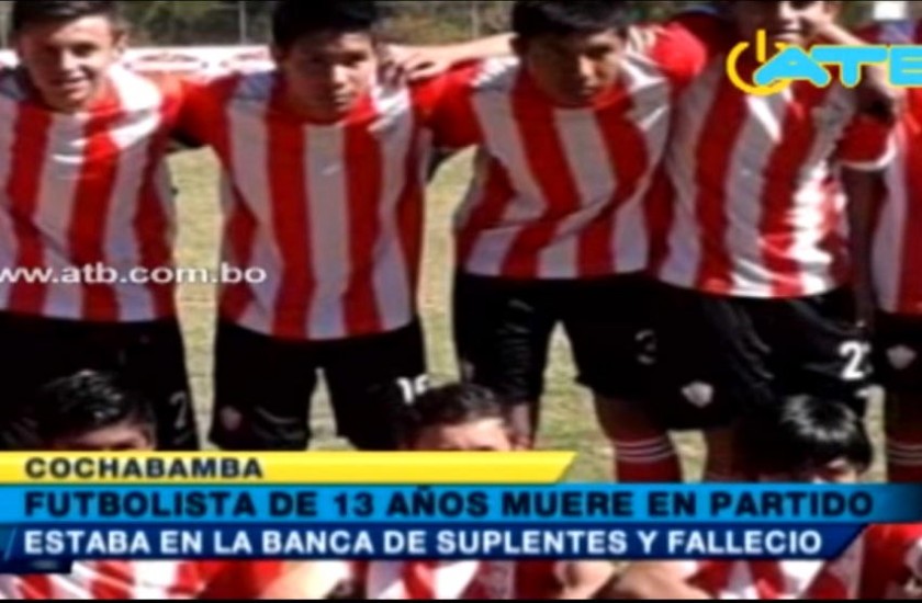 El niño fue a alentar a su equipo a pesar de tener una dolencia en el estómago. Foto: Captura de video