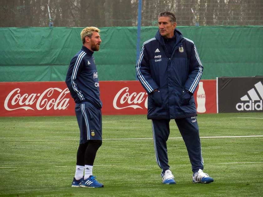 Lionel Messi (i) conversa con el técnico Edgardo Bauza tras unirse a la concentración de la Albiceleste.
