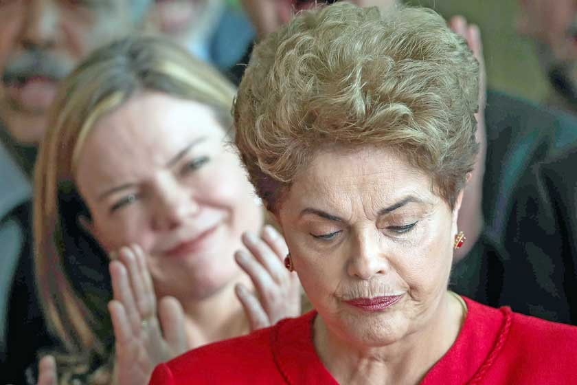 DESPEDIDA. La ahora ex presidenta de Brasil Dilma Rousseff tras hablar frente al Palacio de Alvorada en Brasilia