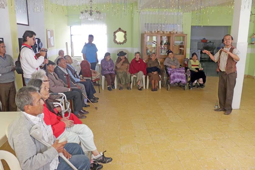 FESTIABUELITOS. Mauricio Avilés, de la compañía escénica sucrense Yana Teatro, relató cuentos populares en el Hogar