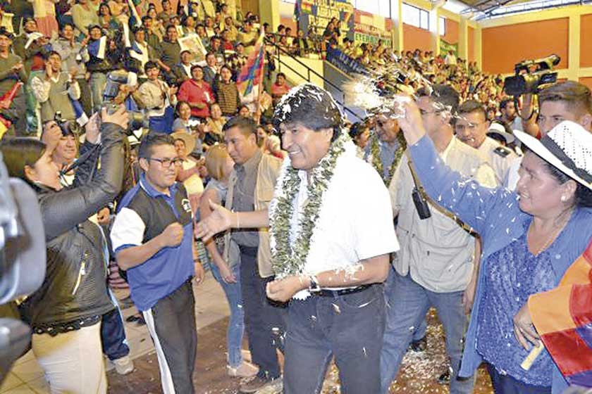 LEALES. El presidente Evo Morales recibe el respaldo de las organizaciones leales al Gobierno, en un acto público.