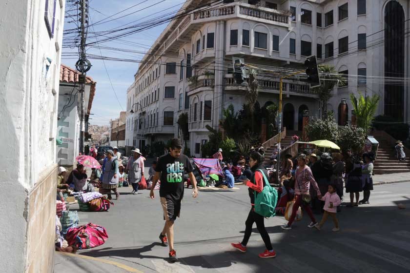 PROTESTA. Grupos de comerciantes bloquearon las calles del centro de la ciudad y de la zona del mercado Campesino