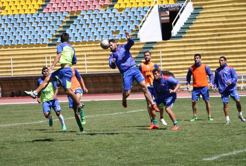 El equipo capitalino hizo fútbol en espacio reducido ayer, en el estadio Patria; hoy se ausentará a Santa Cruz