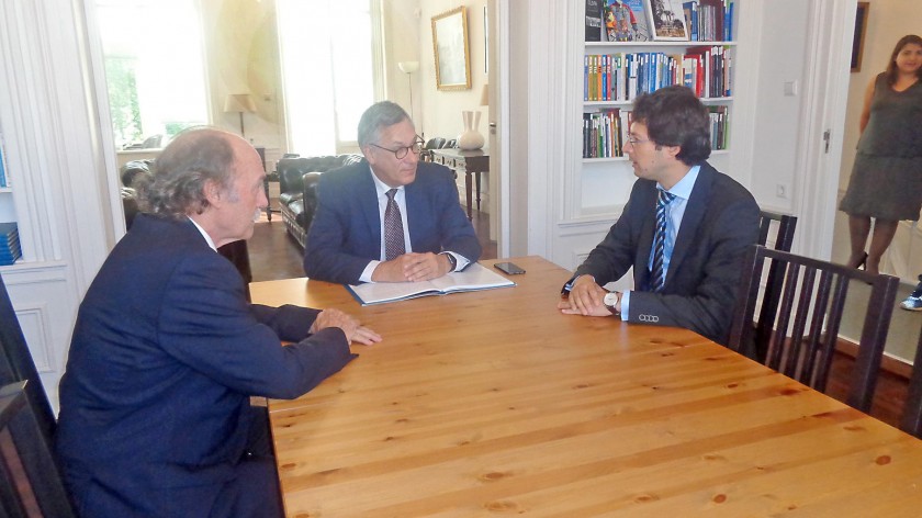 El agente ante la CIJ, Eduardo Rodríguez Veltzé, el abogado español Antonio Brotóns y el ministro Consejero Luis Rojas