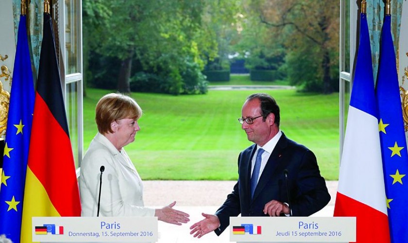 ENCUENTRO. La canciller de Alemania, Angela Merkel, y el presidente de Francia, François Hollande, durante su reunión...
