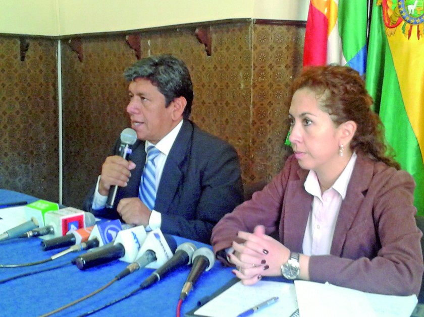 CONFERENCIA. El alcalde de Sucre, Iván Arciénega y la ministra de Medio Ambiente y Agua, Alexandra Moreira...
