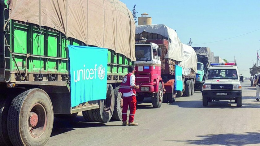 ATAQUE. La Media Luna Roja Siria muestra un convoy de camiones antes de partir para entregar ayuda humanitaria.