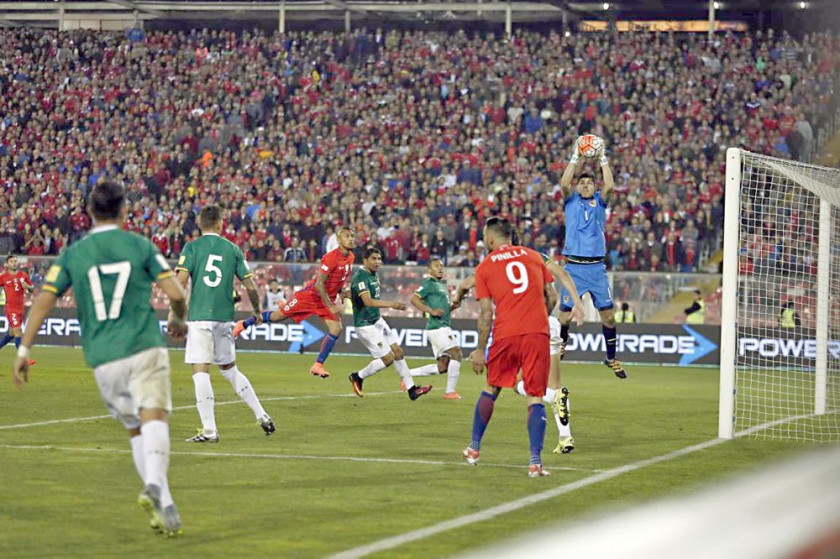 Los cantos xenófobos que se produjeron en el partido entre Chile y Bolivia podrían costarle una nueva sanción al país...