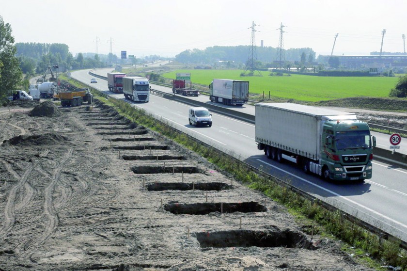 MURO. Vista de los trabajos de construcción de un muro en la ciudad septentrional francesa de Calais.