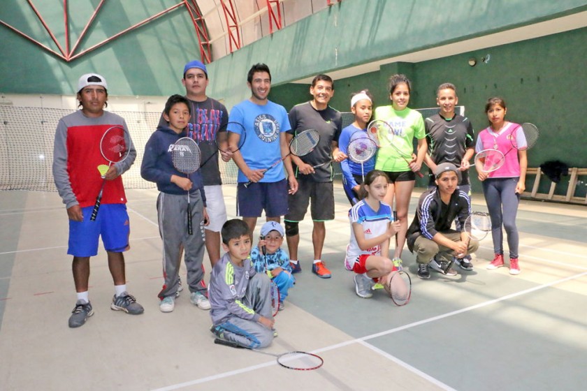 Una veintena de deportistas capitalinos practican bádminton en ambientes de la III Fase del estadio Patria.
