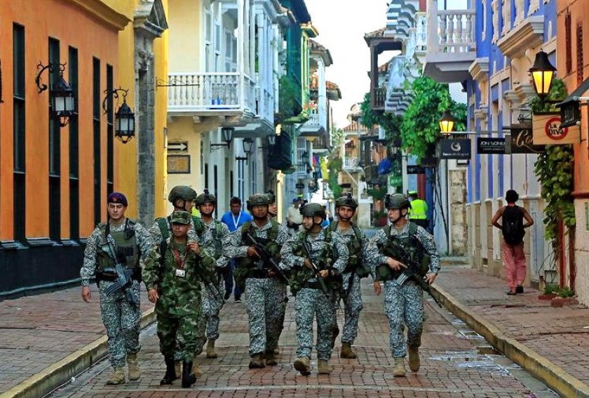 Infantería de la Armada de Colombia patrullan las calles de Cartagena, donde se firma la paz. Foto: EFE