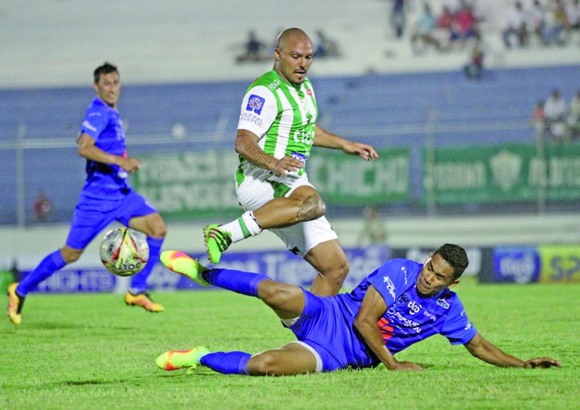 Refineros y warneños no se sacaron ventaja en un partido reñido, que cerró la octava fecha del Torneo Apertura.