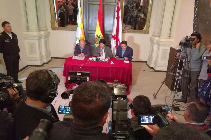 Evo Morales, junto a otras autoridades, durante la confwerencia de esta mañana en Sucre. Foto: Richard Mamani