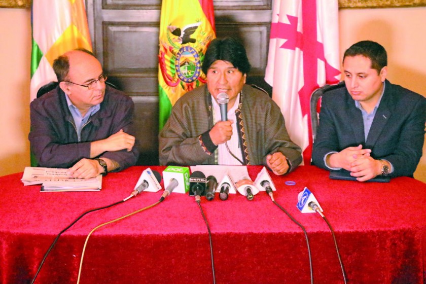INFORME. El presidente Evo Morales comunica el hallazgo a la población, en una conferencia de prensa, en la Gobernación