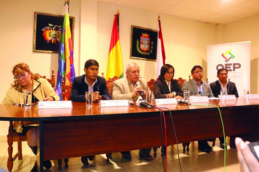 INFORME. El vicepresidente del TSE, Antonio Costas (c), y el vocal Idelfonso Mamani, a su izquierda, comparecen ante...