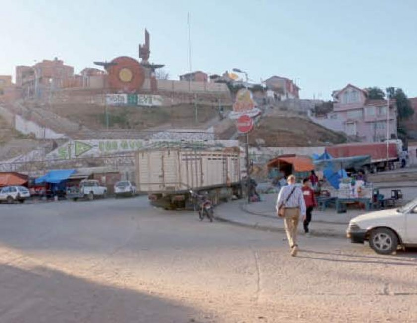 PELIGRO. La plaza Tomás Katari muestra también conflictos por el intenso tráfico vehicular.