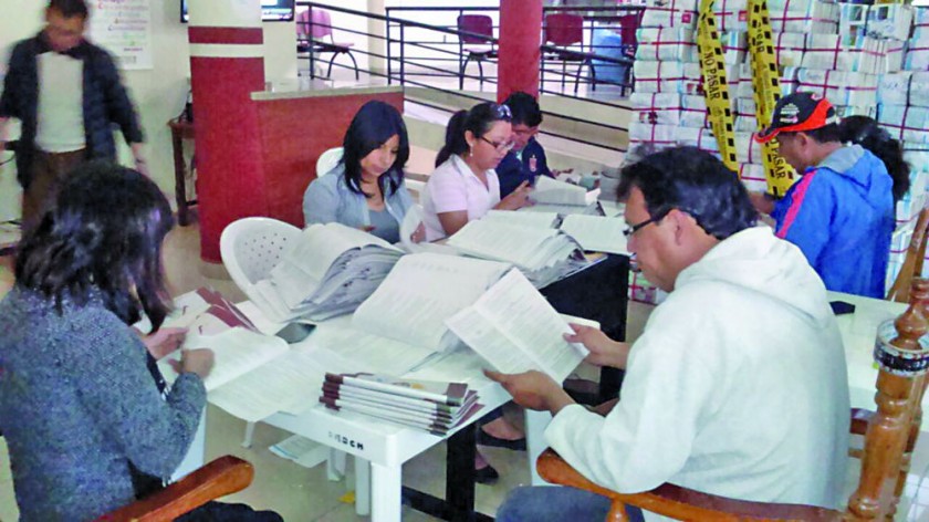 CANSADOR. El personal del TED sustituye las páginas que terminaron con errores.
