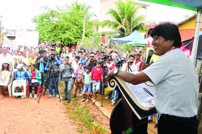 DISCURSO. El presidente Evo Morales se dirige a una multitud en Porvenir.