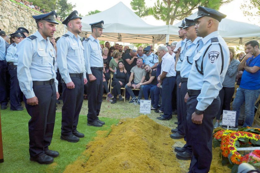 VIOLENCIA. Funerales del sargento de policía que fue asesinado ayer en Jerusalén por un atacante de origen palestino.