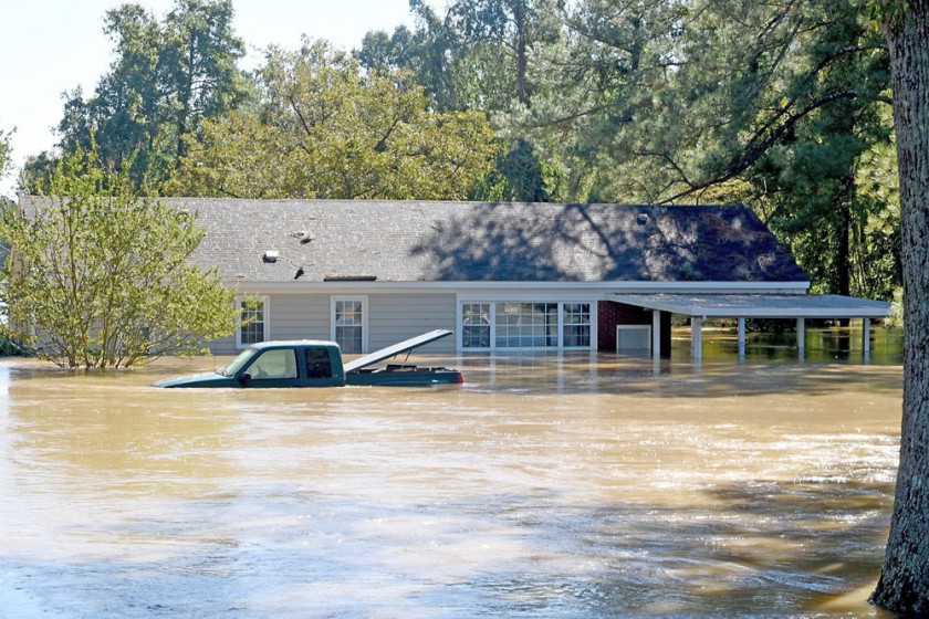DESASTRE. Vista de un barrio inundado en un pueblo de Carolina del Sur.