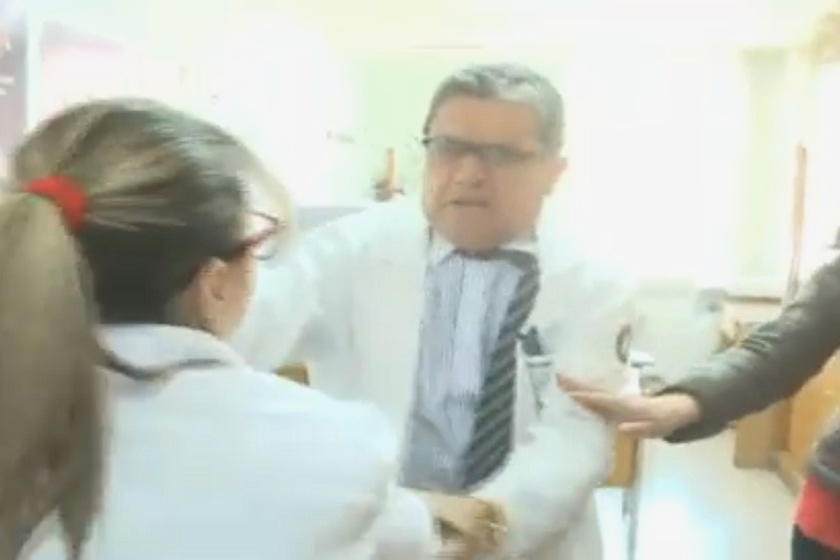 La reacción del médico del Instituto Gastroenterológico Boliviano Japonés, Nicolás Mitru. Foto: Captura de video