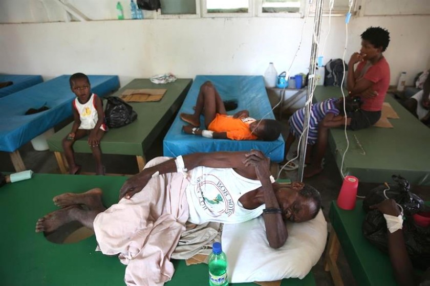 Personas con síntomas de cólera reciben atención médica en el hospital Saint Antoine tras paso del huracán Matthew. EFE