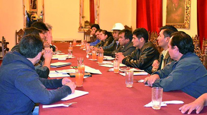 ENCUENTRO. El presidente Evo Morales y el vicepresidente Álvaro García Linera se reunieron la mañana de ayer con dirigen